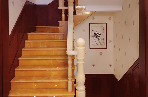 济水街道中式别墅室内汉白玉石楼梯的定制安装装饰效果